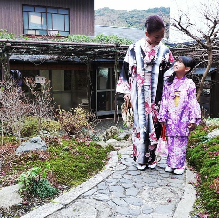 <p>Kebersamaan Tante Agnez dan si kecil Chloe yang bikin hati adem. (Foto: Instagram/agnezmo)  </p>