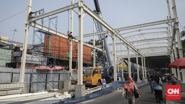 Pemprov DKI Jakarta menyebut PKL yang berjualan di sepanjang Jalan Jatibaru Raya akan digeser sementara selama pembangunan skybride Tanah Abang.