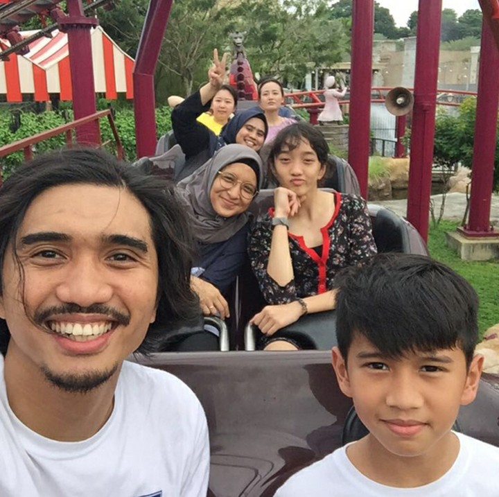 <p>Family time sama keluarga ke taman bermain memang seru banget. Lihat aja senyum lebar Duta saat menghabiskan waktu bareng keluarganya. (Foto: Instagram/shadjo04)</p>