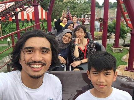 7 Potret Ayah Awet Muda Duta 'Sheila on 7' bareng Keluarga