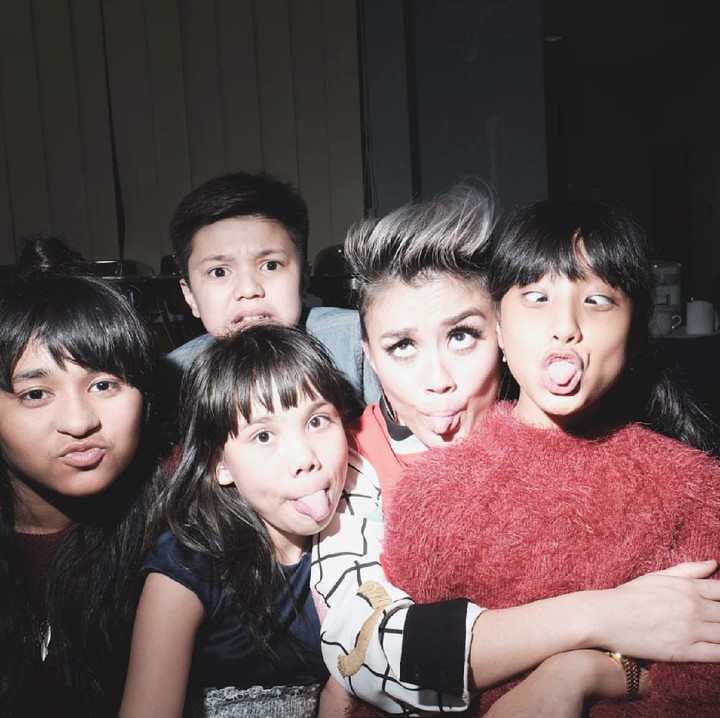 <p>Mungkin kelak begini pemandangan ketika Agnez berpose konyol dengan anak-anaknya. He-he-he. (Foto: Instagram/agnezmo)</p>