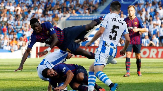 Barcelona mengalahkan tuan rumah Real Sociedad 2-1 di Stadion Anoeta, Sabtu (15/9), dalam lanjutan pertandingan Liga Spanyol.