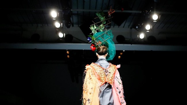FOTO: Ala Matty Bovan Suguhkan Gaya 'Hyper Nature' Khas '80an