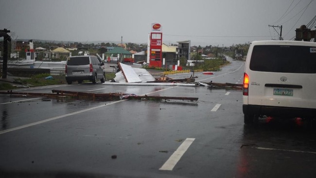 Topan raksasan Mangkhut melanda wilayah Filipina utara dengan angin kencang dan hujan deras yang menyebabkan jutaan orang meninggalkan rumah mereka.
