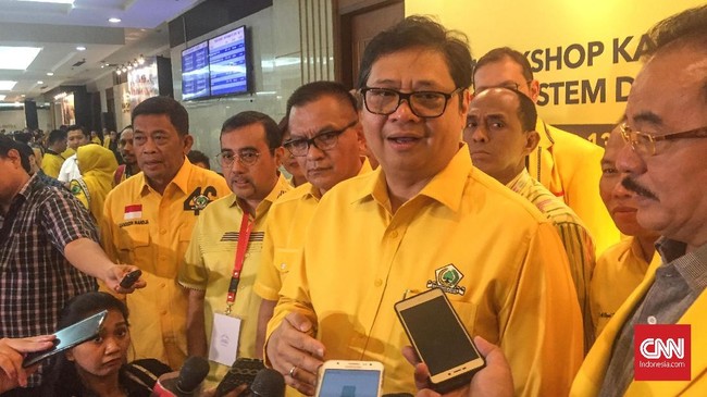 Airlangga pun mencontohkan Korea dan Cina sebagai negara maju yang tetap menggunakan bahasa negara sendiri bahkan dalam pertemuan bilateral.