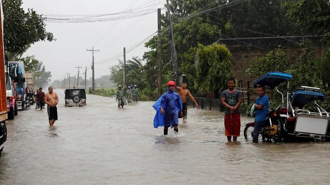 Topan Mangkhut terjadi sebagai bentuk sebuah gangguan tropis yang berkembang secara terus menerus yang menghasilkan aliran angin berbentuk melingkar.