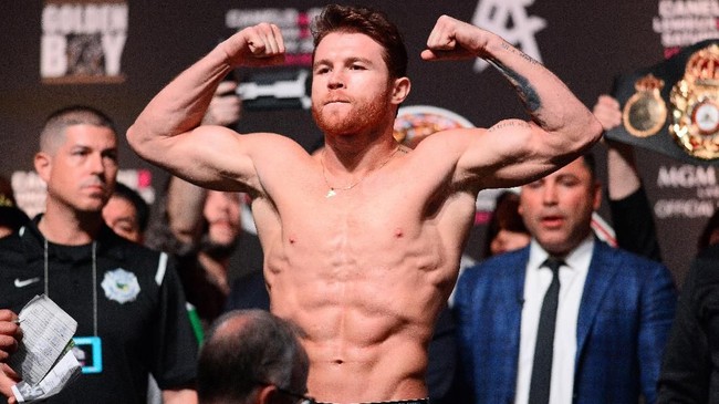 Petinju Meksiko, Saul 'Canelo' Alvarez mengejek Floyd Mayweather Jr. dan menantangnya untuk kembali berduel di arena tinju.