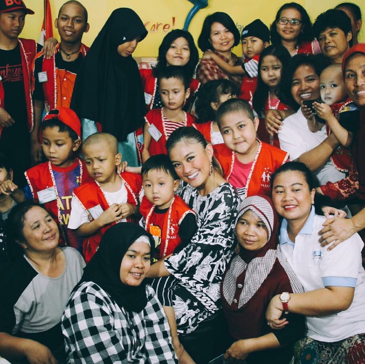 <p>Momen manis saat Agnez menghabiskan waktu bareng anak-anak pasien kanker. (Foto: Instagram/agnezmo)  </p>