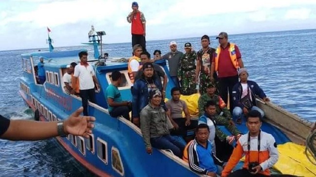 KM Fungka Permata V terbakar dan tenggelam di perairan Kabupaten Banggai Laut, Sulteng. Korban tewas mencapai sepuluh orang, tujuh hilang.