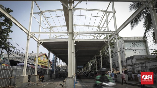 Jembatan Skybridge Tanah Abang semula ditetapkan selesai pada 15 Oktober. Namun meleset dan ditargetkan selesai akhir Oktober, namun molor lagi.