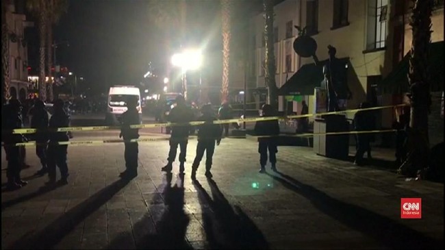 Lima orang berpakaian musikus mariachi menembak mati empat orang dan melukai sembilan orang lainnya, di Plaza Garibaldi, di Meksiko City, Sabtu (15/9).