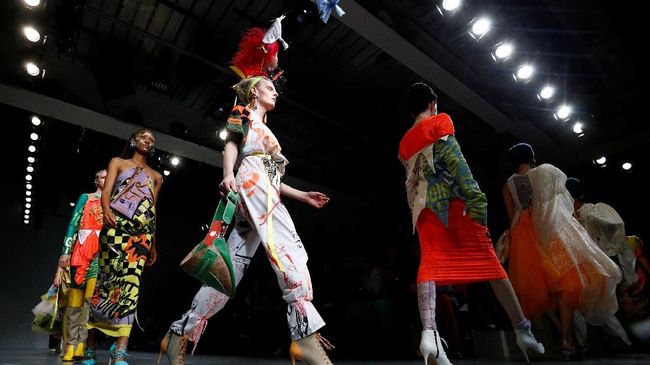 Seorang model asal Argentina, Valeria Garcia, ambil bagian dalam gelaran London Fashion Week dengan mengenakan pompa ASI.