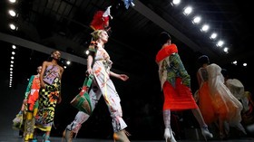 Pompa ASI Ramaikan Panggung London Fashion Week