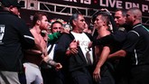 FOTO: Ricuh di Timbang Badan Saul Canelo vs Golovkin Kericuhan terjadi di sela timbang badan pertarungan tinju kelas menengah antara Saul Canelo Alvarez vs Gennady Golovkin di Nevada, Sabtu (15/9) dini hari WIB.