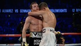 FOTO: Canelo Alvarez Bungkam Gennady Golovkin Saul 'Canelo' Alvarez berhasil merebut gelar tinju kelas menengah usai menaklukkan Gennady Golovkin dengan kemenangan angka di Las Vegas, Minggu (16/9).