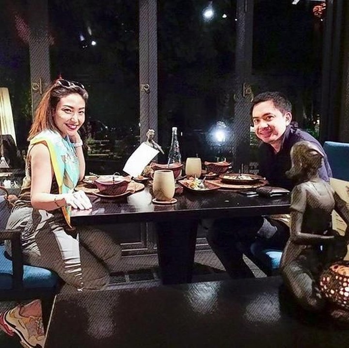 <p>Momen romantis saat Ayu Dewi dan Regi dinner berdua. Romantis! (Foto: Instagram @mrsayudewi)</p>