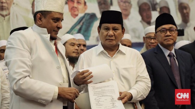 Prabowo Subianto meneken Pakta Integritas yang disodorkan GNPF Ulama di Ijtimak Ulama II yang salah satu bunyinya adalah komitmen untuk melindungi semua agama.