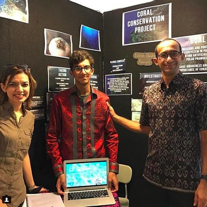 <p>Izzat sukses menyelesaikan proyek pribadi yang bertujuan melindungi dan melestarikan ekosistem laut dan terumbu karang di Pulau Seribu. Keren ya, Bun.  (Foto: Instagram @isassegaf)</p>