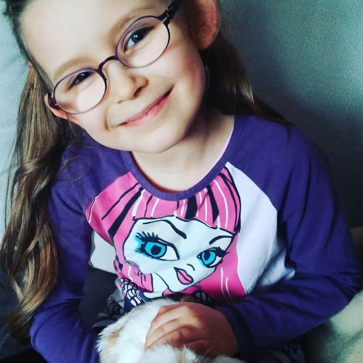 <p>Aih manis banget sih gadis cilik ini. Si kelinci disayang banget nih, Bun. (Foto: Instagram/naglakmagdalena)  </p>