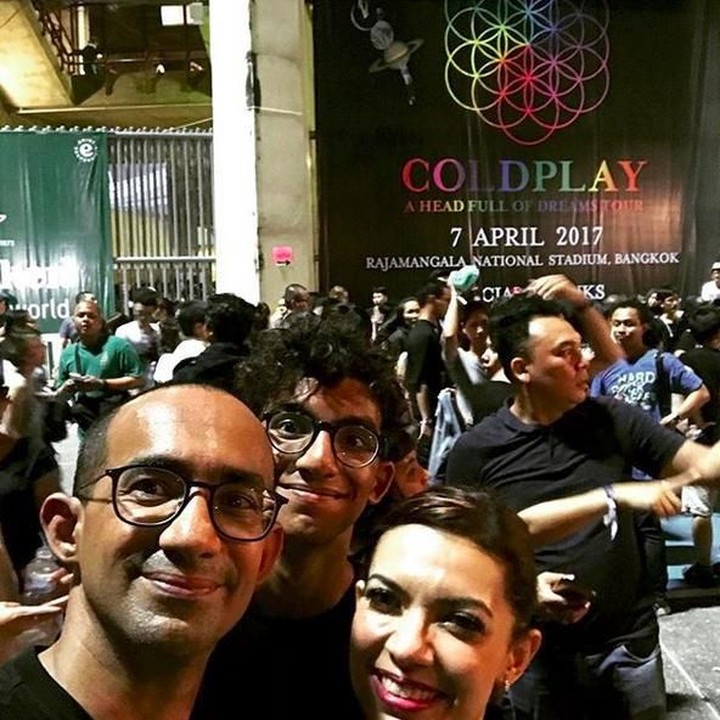 <p>Kompaknya keluarga Najwa Shihab saat nonton konser Coldplay di Bangkok. (Foto: Instagram @isassegaf)</p>