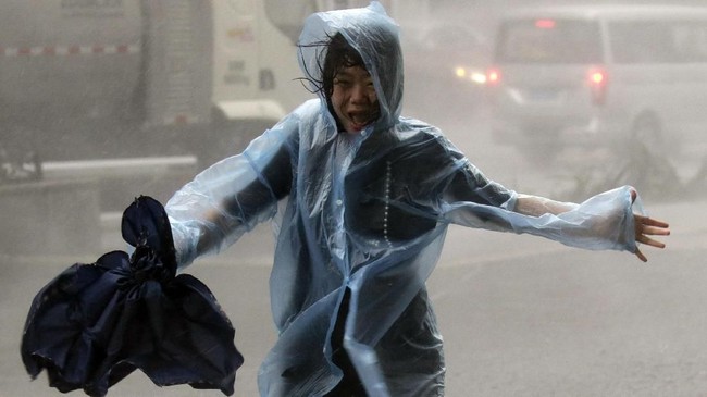 Lebih dari dua juta orang dievakuasi menjelang Topan Mangkhut yang menghantam China pada Minggu (16/9) sekitar pukul 17.00 waktu setempat.