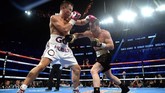 FOTO: Canelo Alvarez Bungkam Gennady Golovkin Saul 'Canelo' Alvarez berhasil merebut gelar tinju kelas menengah usai menaklukkan Gennady Golovkin dengan kemenangan angka di Las Vegas, Minggu (16/9).