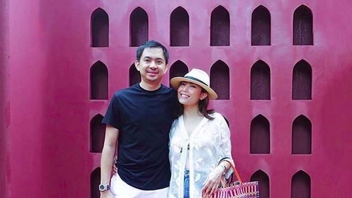 Ayu Dewi dan suami