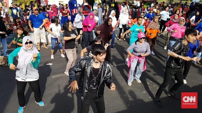 Pemprov DKI tetap mengizinkan masyarakat beraktivitas dan berolahraga di acara car free day setiap akhir pekan, namun melarang acara yang menggunakan panggung.
