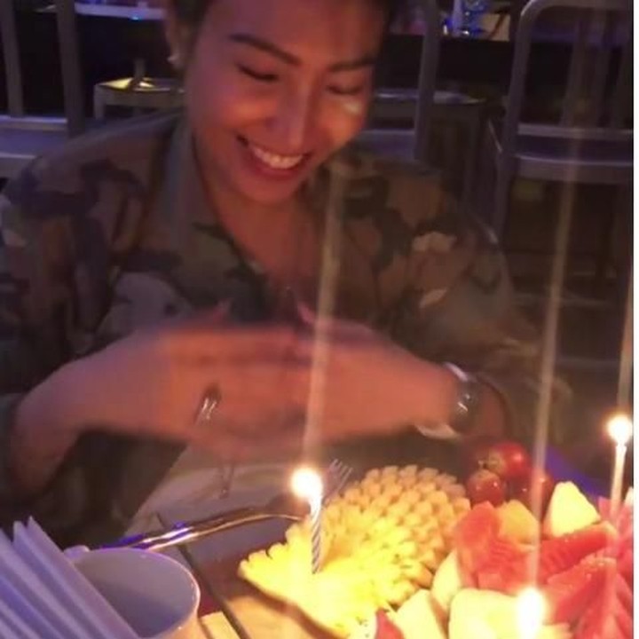 <p>Ayu Dewi senang banget dapat surprise birthday dengan nyanyian dari grup musik lokal saat dinner di restoran di Thailand. Lihat deh, pipi Ayu sampai merah gitu, Bun!  (Foto: Instagram @mrsayudewi)</p>