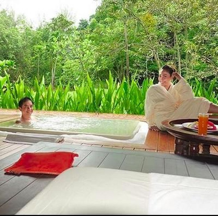 <p>Siapa sangka wanita dengan gaya bicara yang kerap kocak seperti Ayu Dewi dan sang suami yang pendiam, Regi, bisa romantis juga. He-he-he. (Foto: Instagram @mrsayudewi)</p>