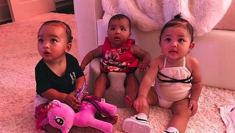 Anak Kim Kardashian punya banyak sepupu. Mereka juga rukun satu sama lain lho, Bun. Aih, adem banget hati ini melihat kerukunan mereka.