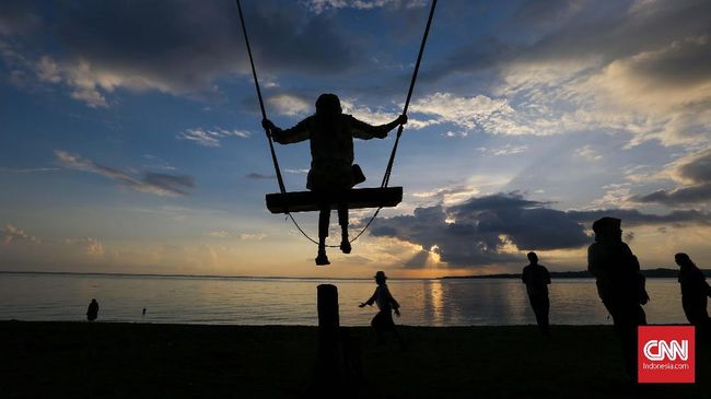 Pasir putih dan air laut jernih bak biru turkis menjadi magnet kedatangan wisatawan dalam dan luar negeri ke Kepulauan Selayar.