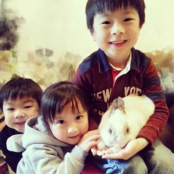<p>Kelincinya besar banget ya, sebesar lengan si kecil. (Foto: Instagram/ling1605)  </p>