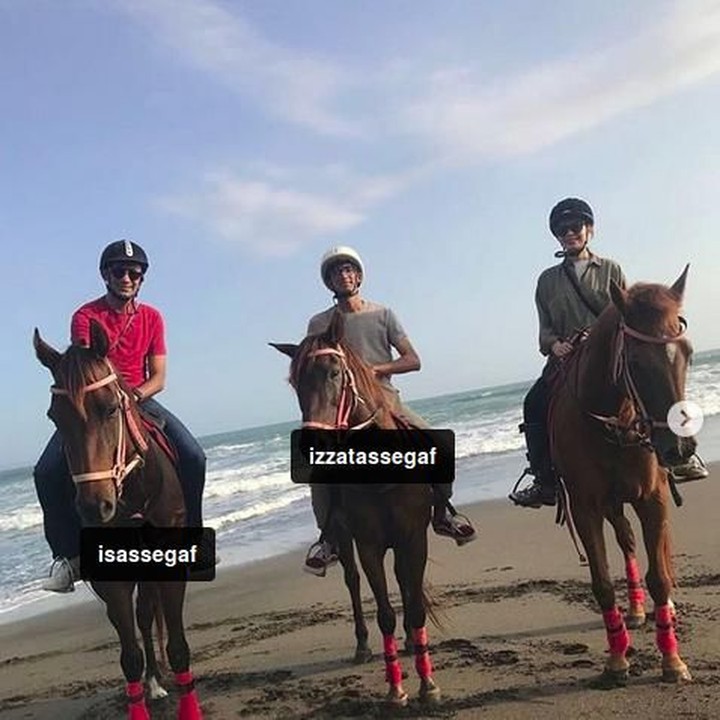 <p>Najwa Shihab kerap menghabiskan waktu bersama anak dan suaminya dengan naik kuda. (foto: Instagram @najwashihab)</p>