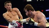 FOTO: Canelo Alvarez Bungkam Gennady Golovkin Saul 'Canelo' Alvarez berhasil merebut gelar tinju kelas menengah usai menaklukkan Gennady Golovkin dengan kemenangan angka di Las Vegas, Minggu (16/9).