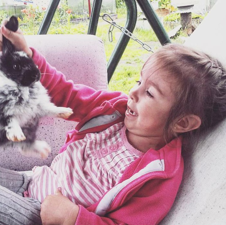 <p>Pelan-pelan mengangkat kelincinya ya, nanti dia kesakitan lho. (Foto: Instagram/olesyamalyshevaa)  </p>