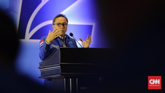 Ketua Umum PAN Zulkifli Hasan enggan menanggapi serius pernyataan Prabowo Subianto terkait strategi penurunan Basuki Tjahaja Purnama (Ahok) dari kursi gubernur.