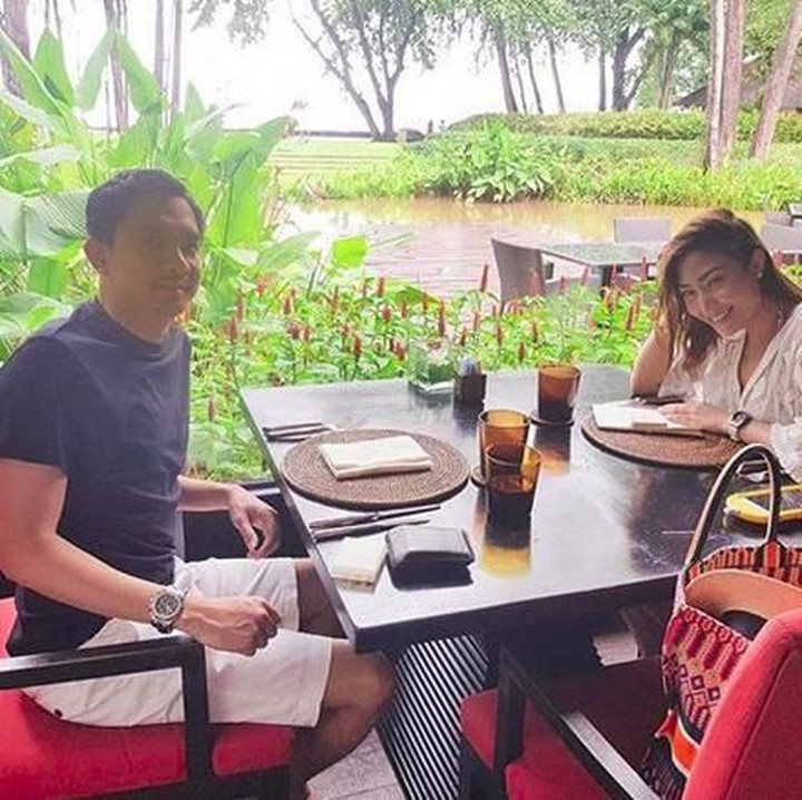 <p>Waktunya sarapan pagi. Hmm, berhubung di Thailand lagi hujan, suasana makin romantis nih. (Foto: Instagram @mrsayudewi)</p>