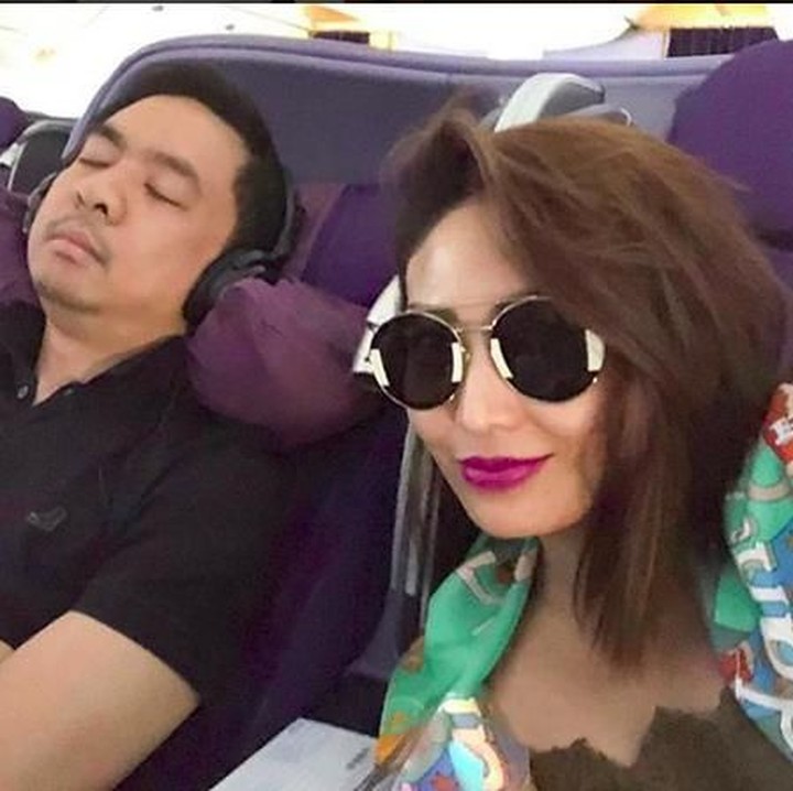 <p>Nggak apa-apa deh suami tidur sejenak, yang penting perginya berduaan aja. Hi-hi-hi. (Foto: Instagram @mrsayudewi)</p>