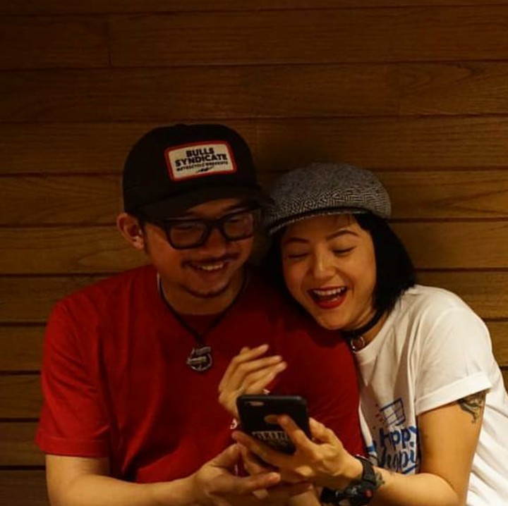 <p>Saking romantisnya Poppy Sovia dan Oki, Enno Lerian sampai iri tuh. Hi-hi-hi. (Foto: Instagram/gussaoki)</p>