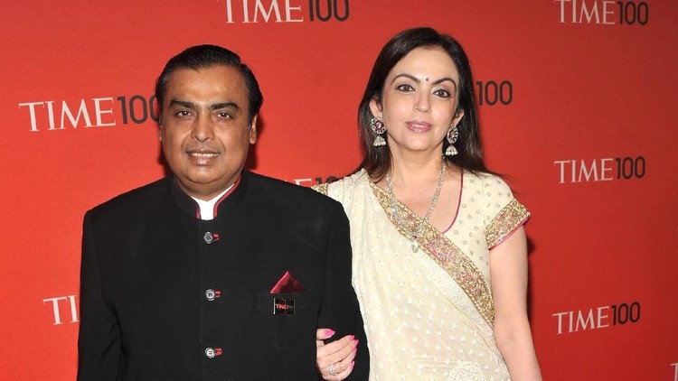 gaya keluarga ambani NEW YORK, NY - APRIL 26: Chairman of Reliance Industries Mukesh Ambani (L) attends the TIME 100 Gala, TIME'S 100 Most Influential People In The World at Frederick P. Rose Hall, Jazz at Lincoln Center on April 26, 2011 in New York City. (Photo by Stephen Lovekin/Getty Images for TIME)