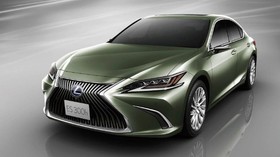 Menyetir Mobil Lexus Tak Perlu Lihat Kaca Spion Samping