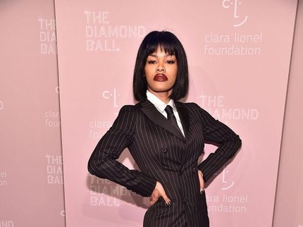 Penyanyi R&B Ini Melahirkan di Kamar Mandi Rumah, Dibantu Suami