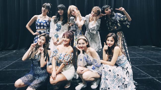 Girlband TWICE menyebut akan merilis mini album terbaru pada bulan Desember ini.