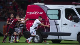 Pemain Liga Brasil Dorong Ambulans Mogok di Lapangan