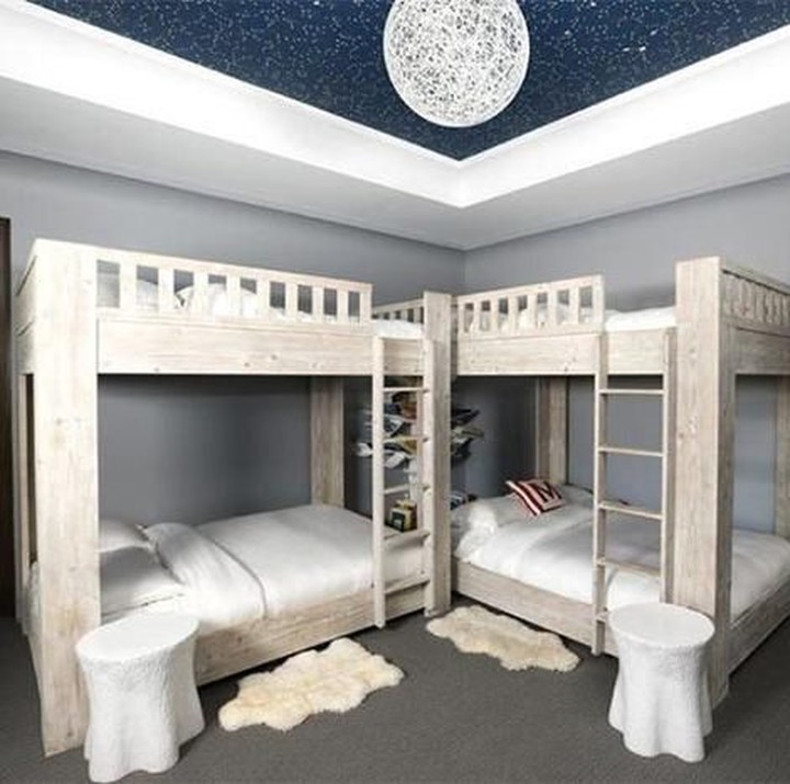 <p>Ini kamar Mason Disick, putra pertama Kourtney Kardashian. Ia meminta desainer interior Martyn Lawrence Bullard untuk menciptakan ruang yang terinspirasi dari film Star Wars. Langit-langit kamar juga dihiasi dengan rasi bintang. Kourtney menambahkan proyektor bintang untuk memberikan ilusi bintang-bintang dan Milky Way melintasi dinding dan langit-langit. (Foto: Kourtneykardashian.com)</p>
