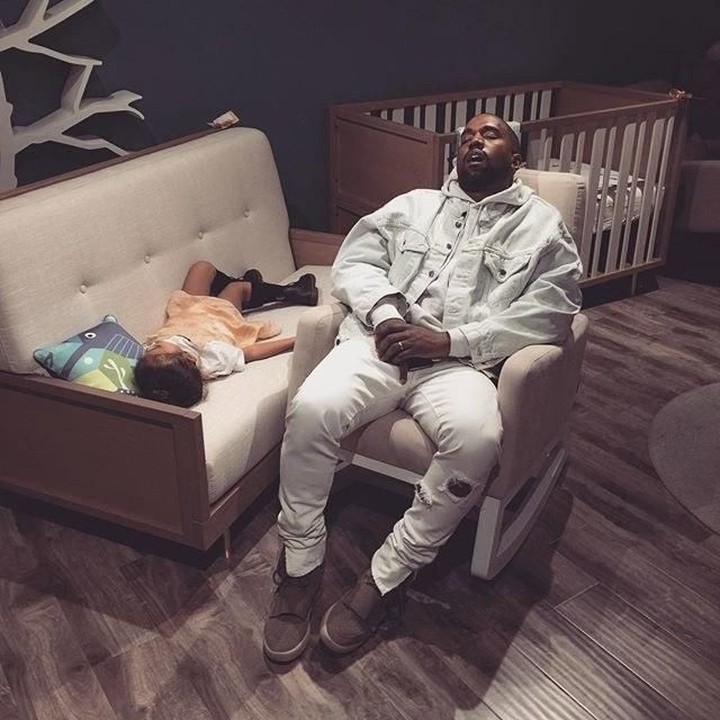 <p>Kamar Luna, putri John Legend dan Chrissy Teigen. Tahun 2016, Kim Kardashian dan Kanye West membantu John Legend dan Chrissy Teigen mempersiapkan kamar bayi untuk putri mereka, Luna. Namun, Kanye dan North tertidur di kamar Luna, hi-hi-hi. Yang unik dari kamar Luna, John Legend dan Chrissy Teigen sengaja memilih warna netral untuk putri mereka. (Foto: Instagram @kimkardashian)</p>
