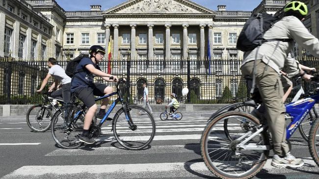 Jika ingin lebih ramah lingkungan, sebenarnya turis bisa naik kereta dari Brussels ke Amsterdam atau sebaliknya.