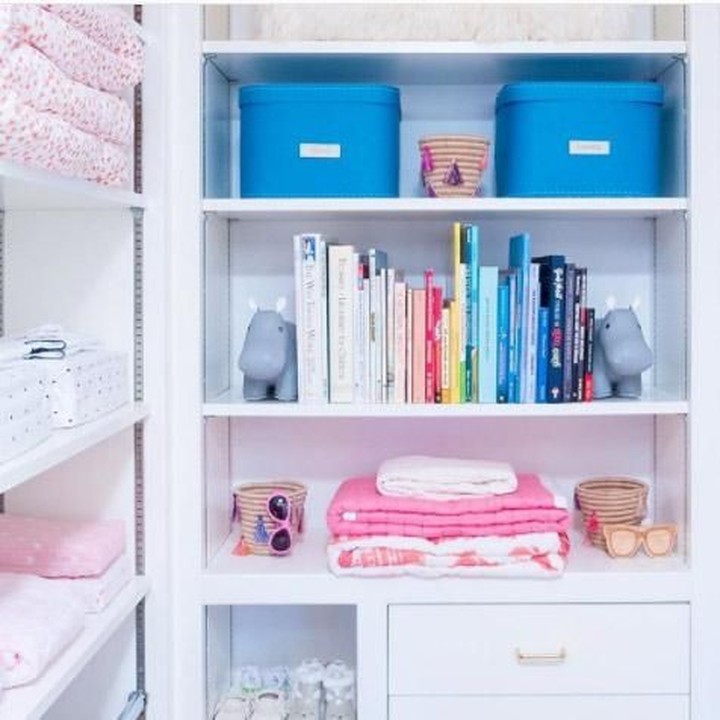 <p>Kamar putri dari aktris Mindy Kaling, dipenuhi dengan dekorasi yang multifungsi. Terdapat rak-rak yang penuh dengan barang-barang penting seperti selimut, buku, dan pakaian bayi. Selain itu ada buku-buku yang berwarna-warni terpajang dalam satu rak. (Foto: Instagram @mindykaling)</p>