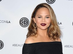 Chrissy Teigen Tiga Kali Operasi Payudara, Terakhir Implan Diangkat